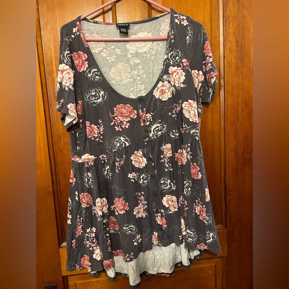 Torrid Gray and Pink Floral Short Sleeve Scoop Neck Babydoll Button Shirt Size 0